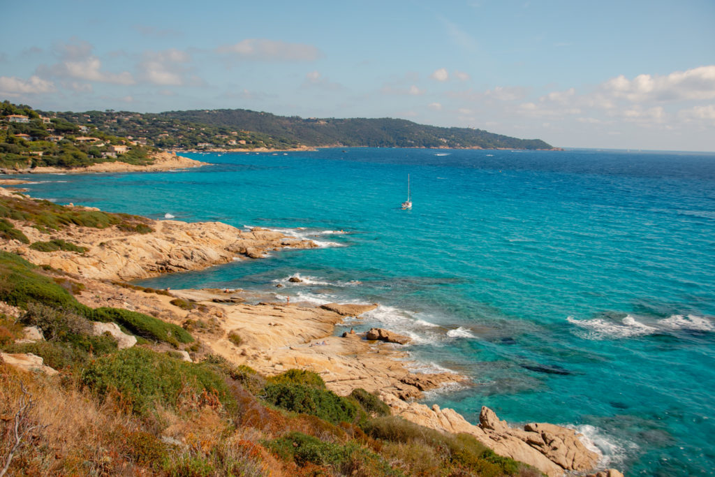 Saint-Tropez sans se ruiner ? Un séjour au Sentier des Pins à Ramatuelle : plage de Pampelonne, Côte d'Azur en beauté et bons plans pour prolonger l’été.