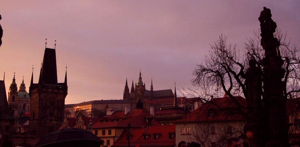 Les hautes tours de Prague, entre chien et loup